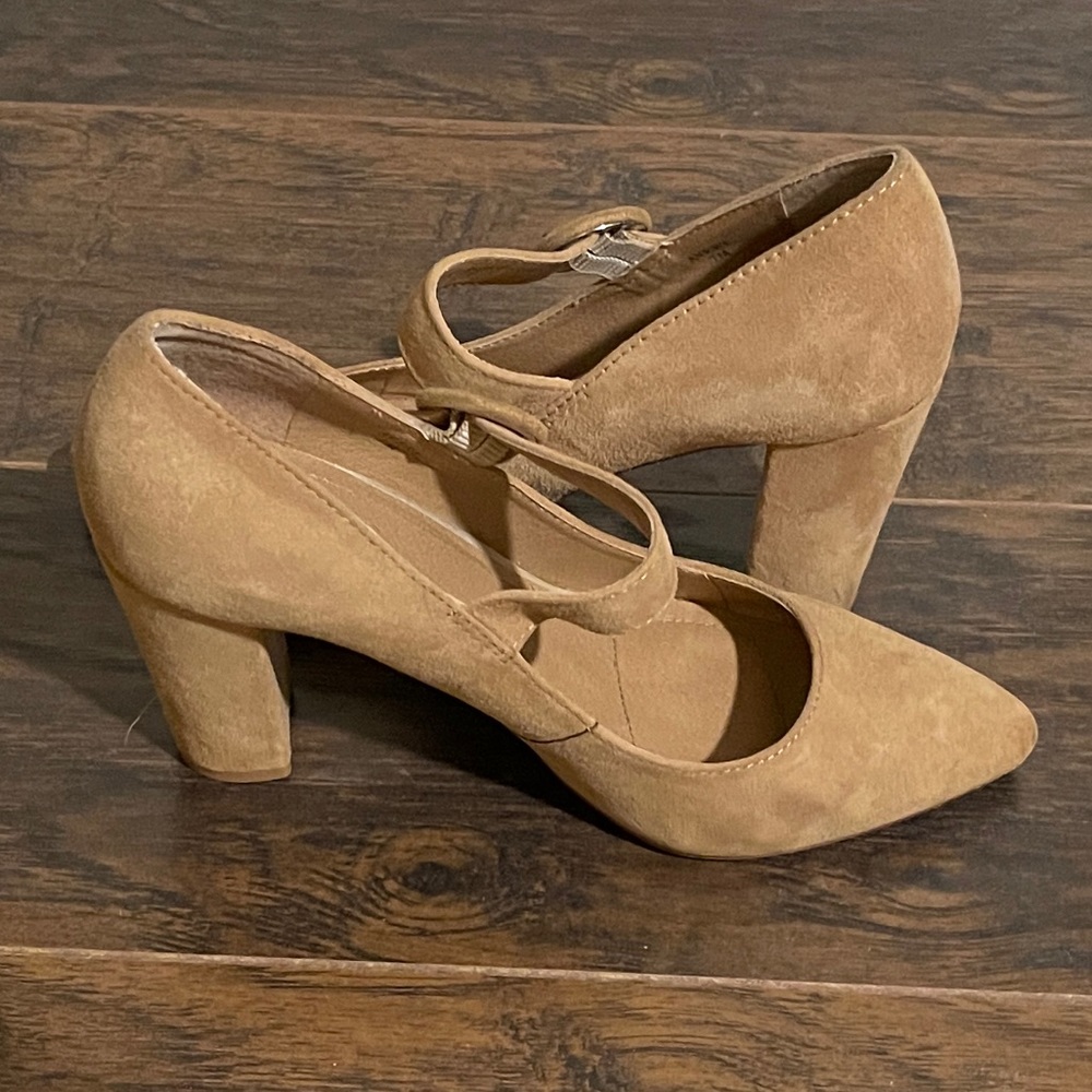 Tahari Size 7 Suede Chunky Heel